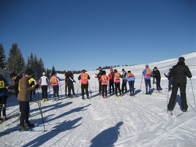 Tutti i fondisti allineati, con le loro guide, pronti a scattare alla partenza della garetta di fondo che quest'anno e' stata organizzata. Sara' Cristian Zorzi a dare il via!